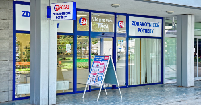 Exteriér prodejny zdravotnických potřeb EMPOLAS v Ostravě. Vyberte si zdravotní pomůcky nebo prostředky na rychlé hojení ran a zánětů.