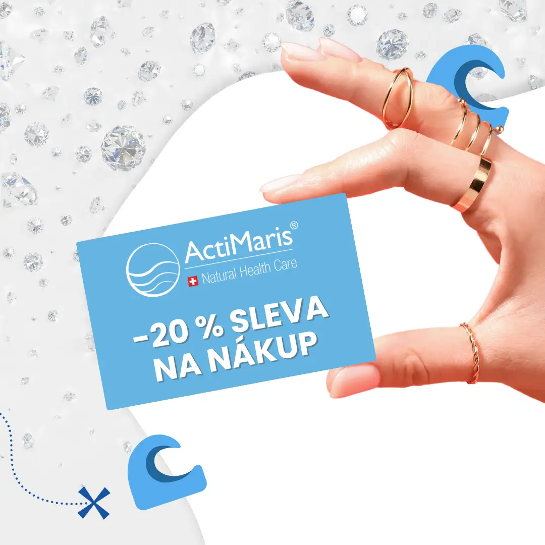 Výhra poukaz na slevu 20% na celý nákup, který drží žena v ruce