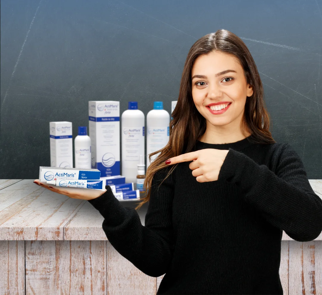 usměvavá paní a produkty ActiMaris v pozadí, paní drží ActiMaris gel Usměvavá paní a produkty ActiMaris v pozadí, paní drží ActiMaris gel